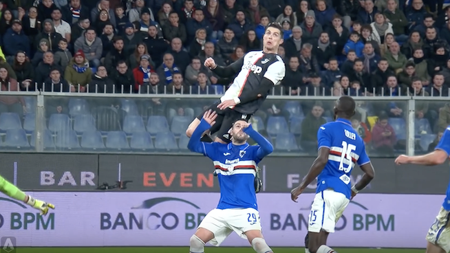 Криштиано Роналдо в знаменитом прыжке в матче против Сампдории