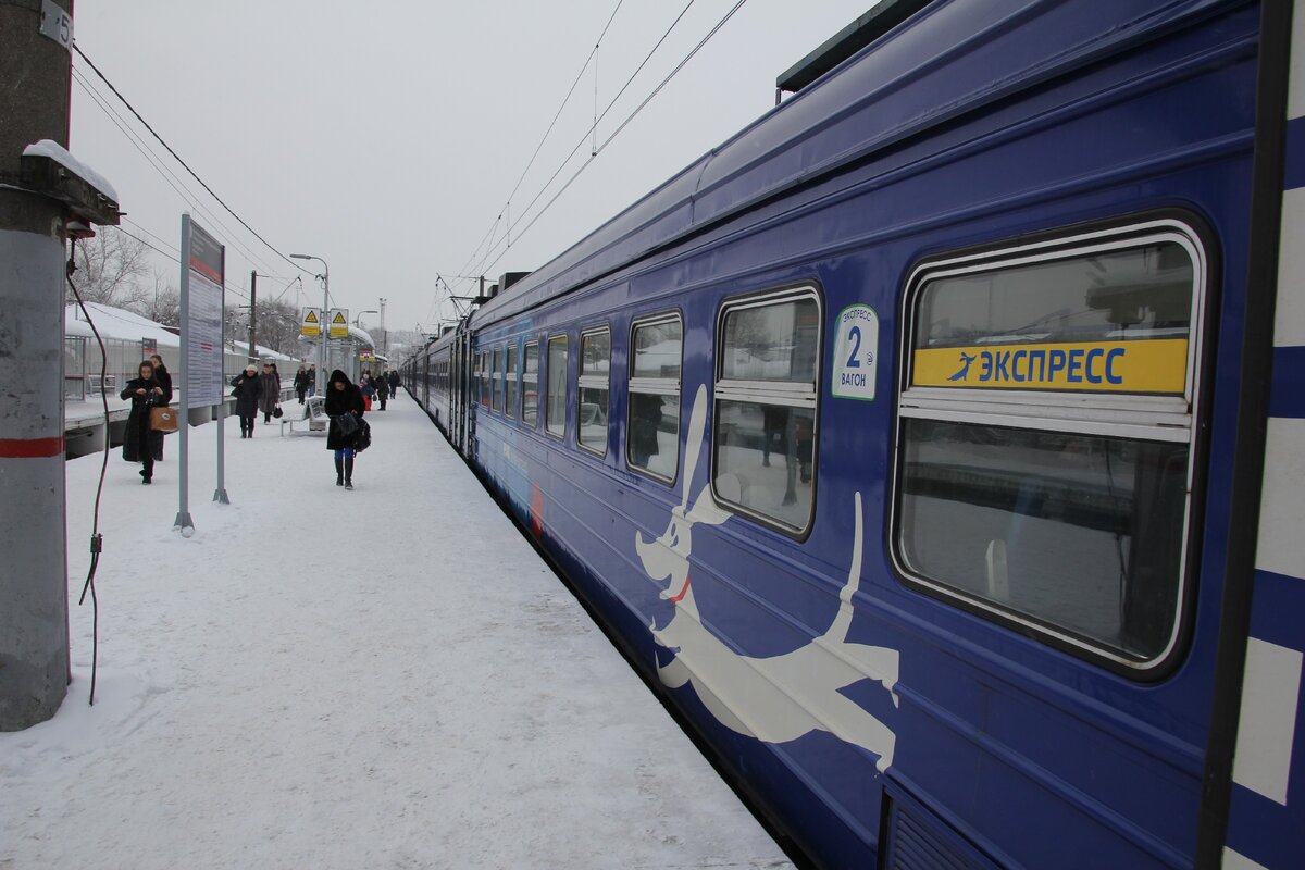 Путешествовать на поезде удобно - засыпаешь в одном городе, просыпаешься уже в другом )))