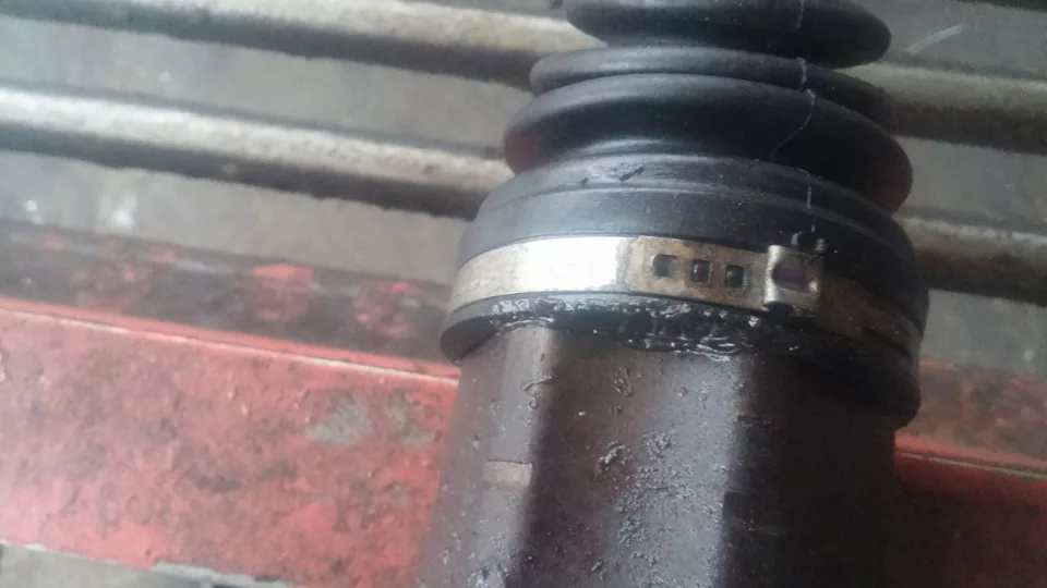 Чутка поддавило смазку из пыльника ШРУСа