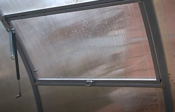 Окна с автоматами на теплице - открывателями окон