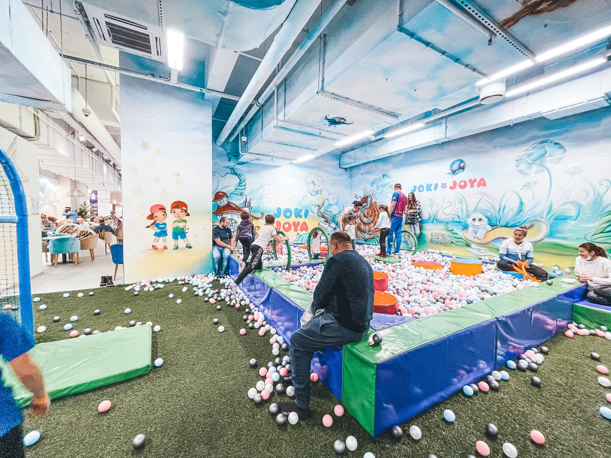 В этом бассейна даже взрослые с удовольствием купаются (держите телефоны крепко!)