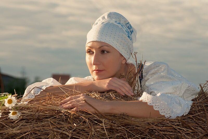 Такой  автор представляет председателя колхоза Зою.  Она уже не молоденькая девушка, а зрелая женщина