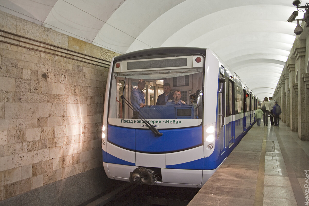 Вагон 2011 года выпуска. Модель 81-556 "НеВа". Станция "Крестовский остров". Снимок автора