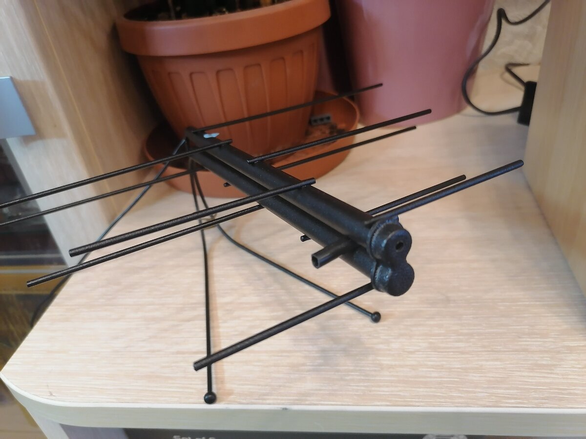 Комнатная пассивная антенна за 350 рублей Триада-3108. Тип - Логопериодическая.