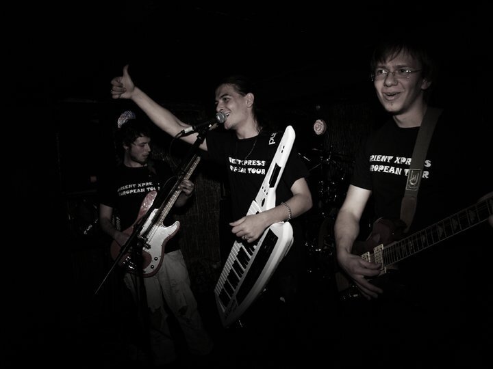 Группа играет в жанре прогрессивный рок.