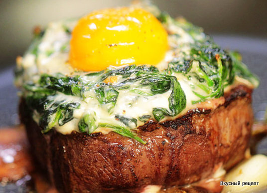 Стейк с яйцом, грибами и сырным соусом 
