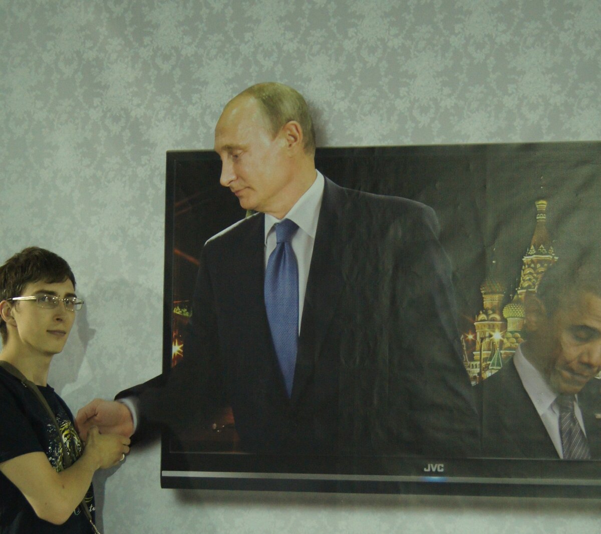 Даже, если вы увидите такой компромат, не верьте! Это - не настоящий Путин. ))))