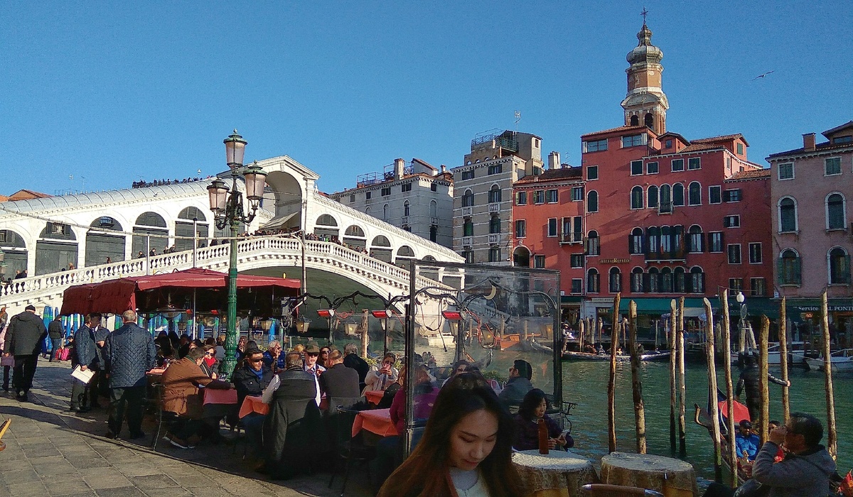 На фото знаменитый мост Риальто. Венеция. 2017 год. Как говорится, все познается в сравнении, и в свете текущих событий, я бы предпочла видеть толпы туристов в знак того, что жизнь вернулась в прежнее русло...Как на фото.