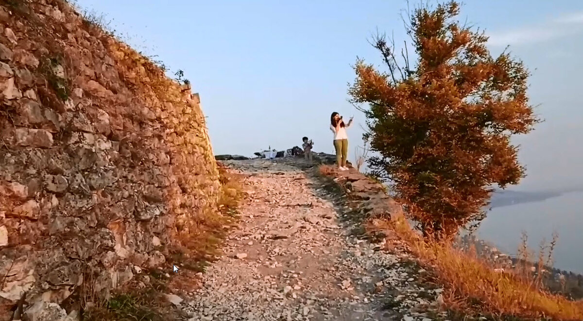 У подножья крепости. 