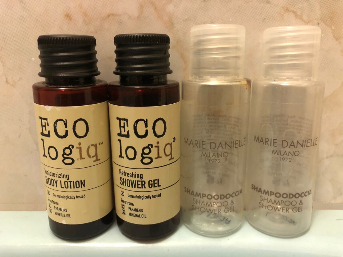 Средства из отелей  и пустые баночки: необходимый минимальный запас.