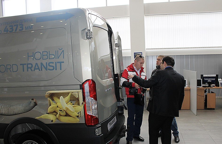 На фото - шоу рум ДЦ Автолига, г.Ростов-на-Дону. Официальный дилер Ford Transit