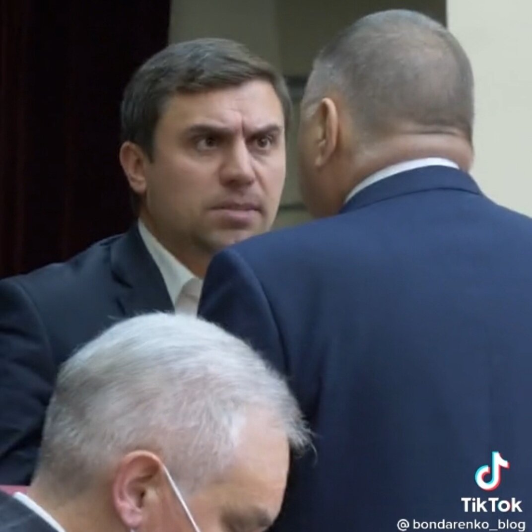 Ну уличил коммунист единороса в том, чем сами грешили лет 40 назад, ну поцапались, с кем не бывает, ну показал он перепалку, что в тренды-те выводить? 🤦‍♂️