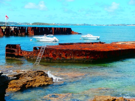 Останки плавучего дока "Бермуда" в наши дни.