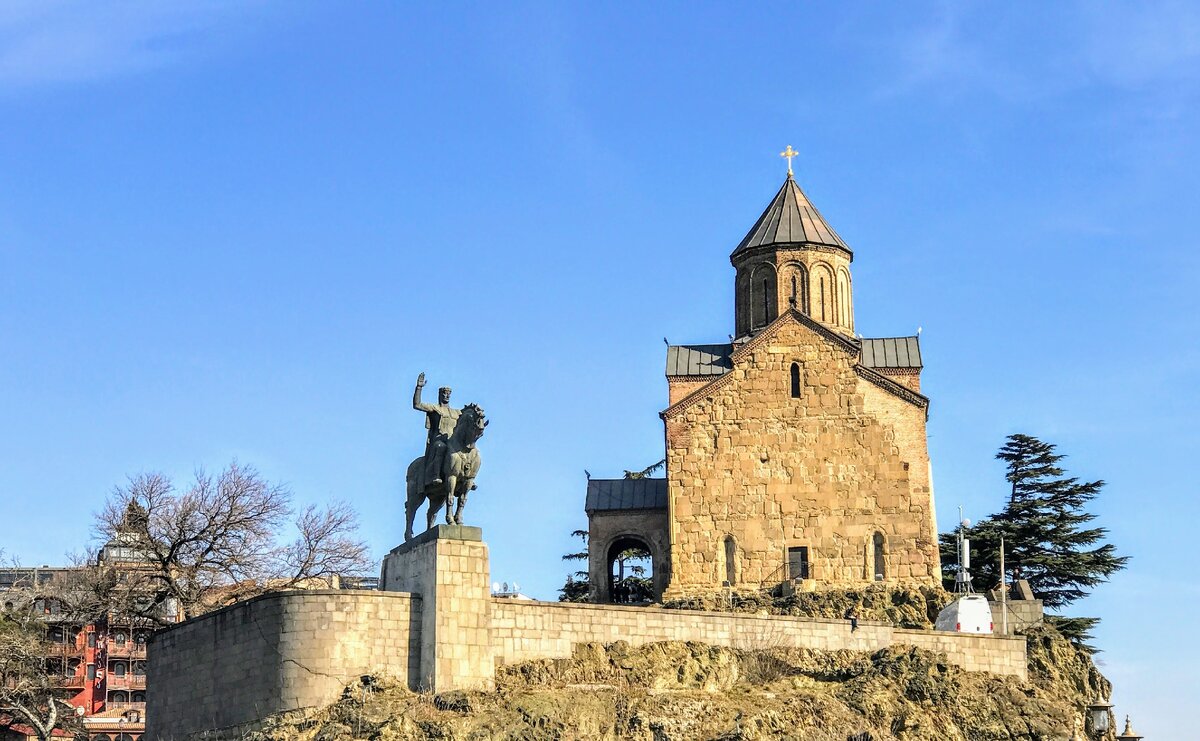 Храм Метехи и статуя Вахтанга Горгасали