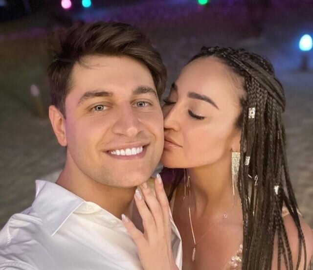 Всем известная пара Давида Манукяна и Ольги Бузовой расстались. Причиной оказалось ужасное отношение Давы к Ольге. Как рассказывала она сама Давид  мог часто поднимать на нее руку, унижать, оскорблять. В интернете же пара всегда показывала идельаные отношения, когда они где-то на отдыхе , на различных мероприятиях. Однако все не сладко, как казалось. За всем этим скрывался ад. Также мама Давида сыграла большую роль. Как позже выяснилось, она ненавидела Ольгу и часто ее обзывала, даже в интернете.