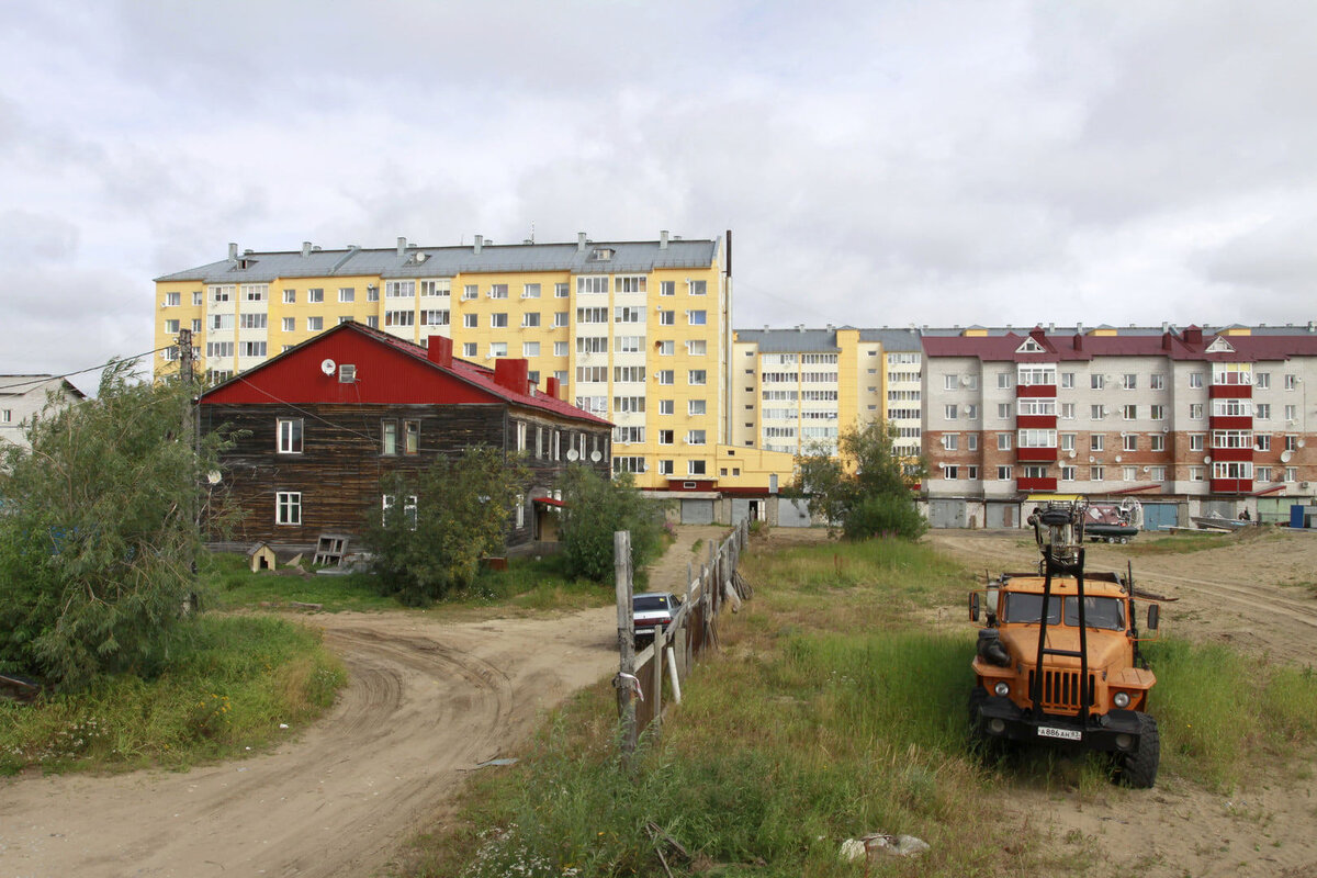 Бараки - неизменная часть городского пейзажа