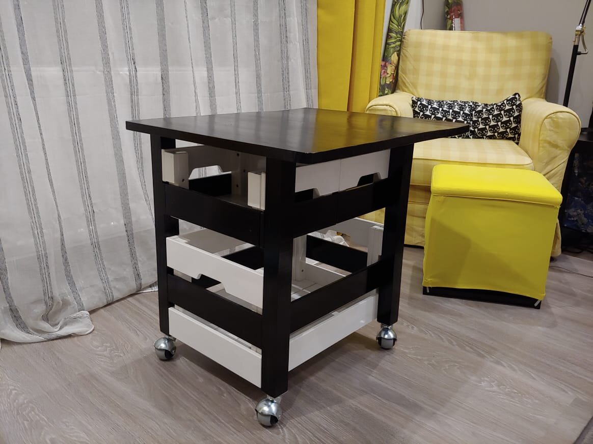 Наш самодельный столик. Большой ящик снизу и два маленьких сверху