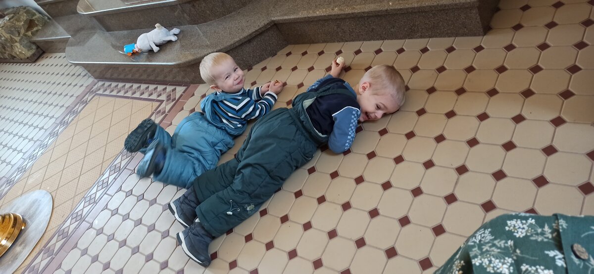 После службы решили отдохнуть😂 не переживайте, пол теплый👍