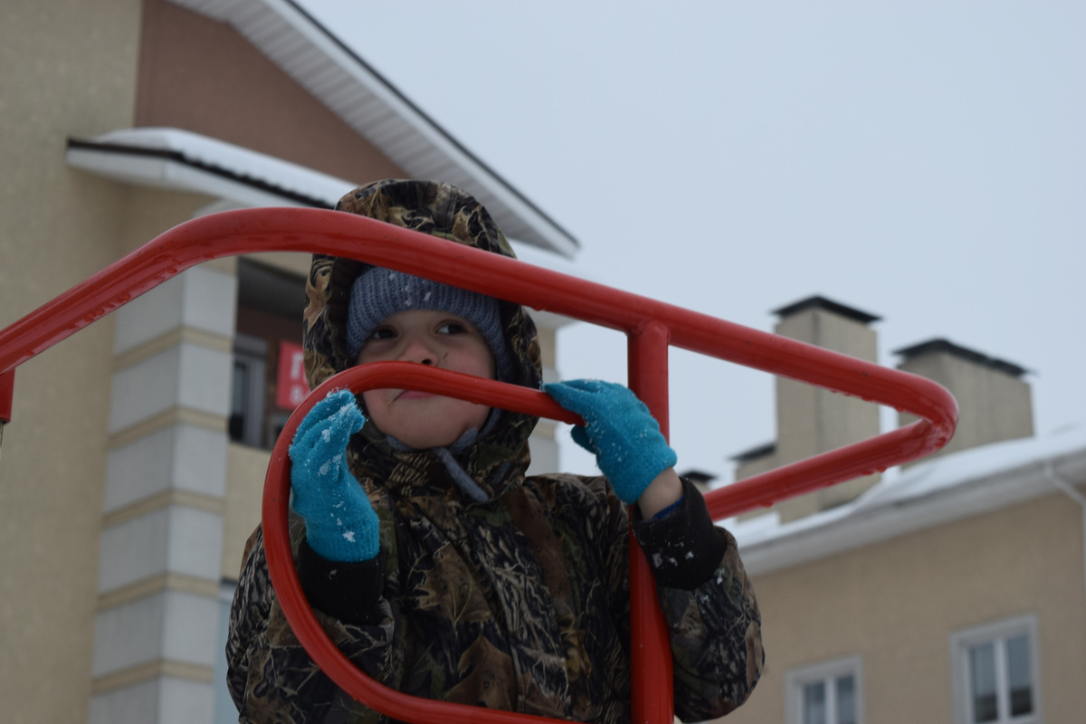 Сын гуляет во дворе дома, за который мы усиленно платим