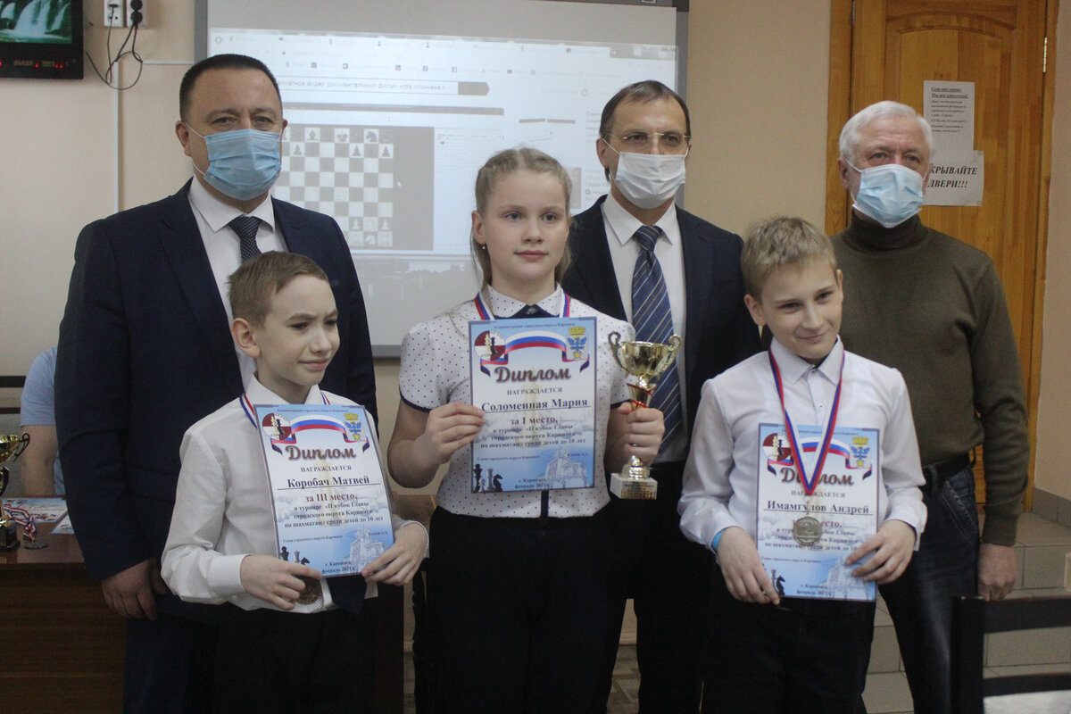 Фото на память с призёрами турнира. Слева направо: Глава ГО Карпинск Андрей Клопов, председатель Думы ГО Карпинск Виктор Гутаренко и директор шахматного клуба "Горняк" Владимир Савчук.