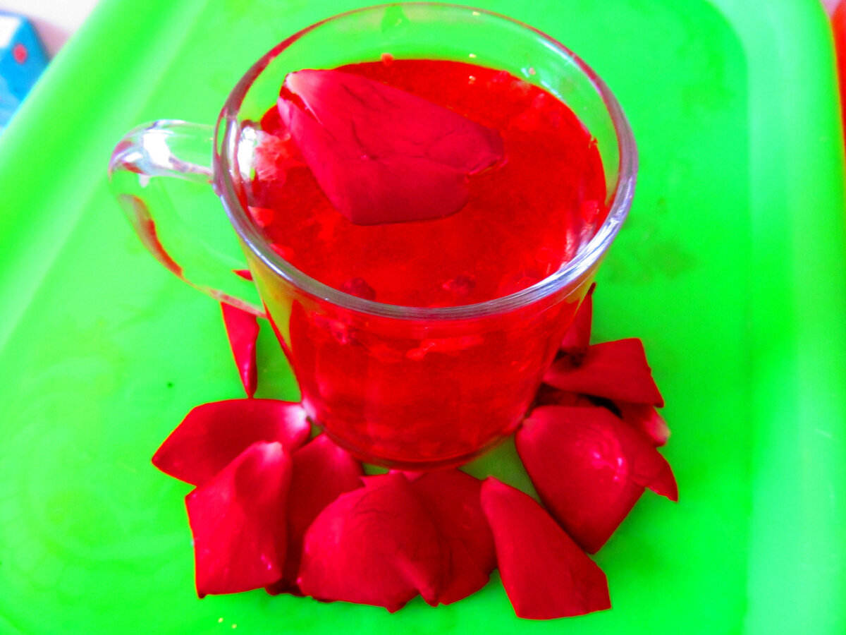 Дамский напиток из лепестков роз