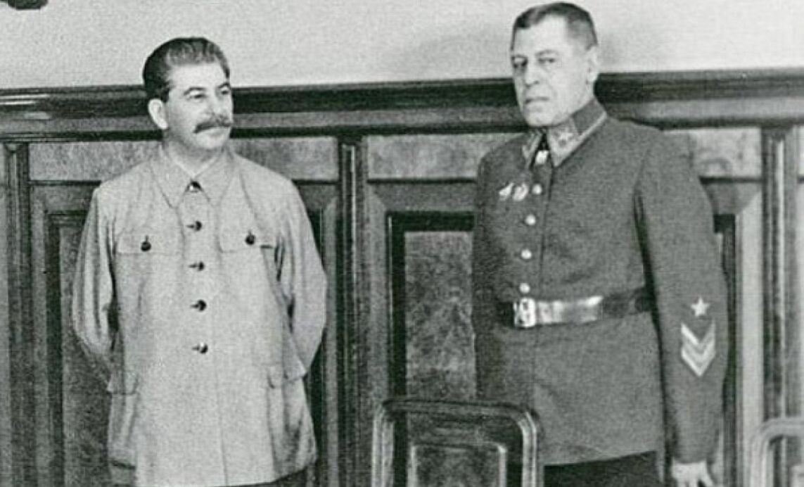 Верховный главнокомандующий И.В. Сталин и начальник Генерального штаба РККА маршал Б.М. Шапошников