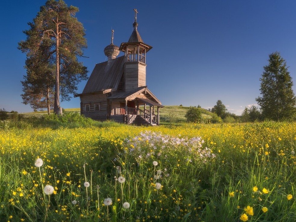 село с церковью.
