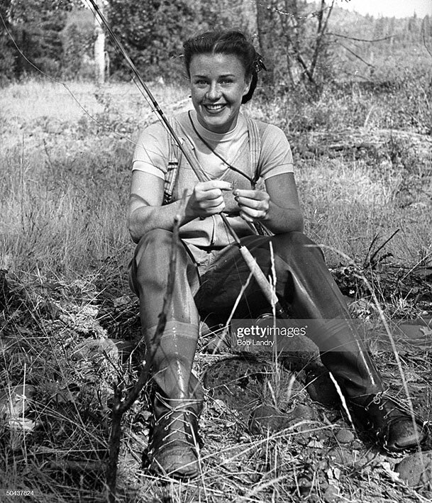 Актриса и танцовщица Джинджер Роджерс ( Ginger   Rogers )  рыбачит нахлыстом на территории своего ранчо в в долине реки Роуг (Орегон, США). Фото  Bob Landry,  1942  г .  Источник  - The LIFE Picture Collection via Getty Images