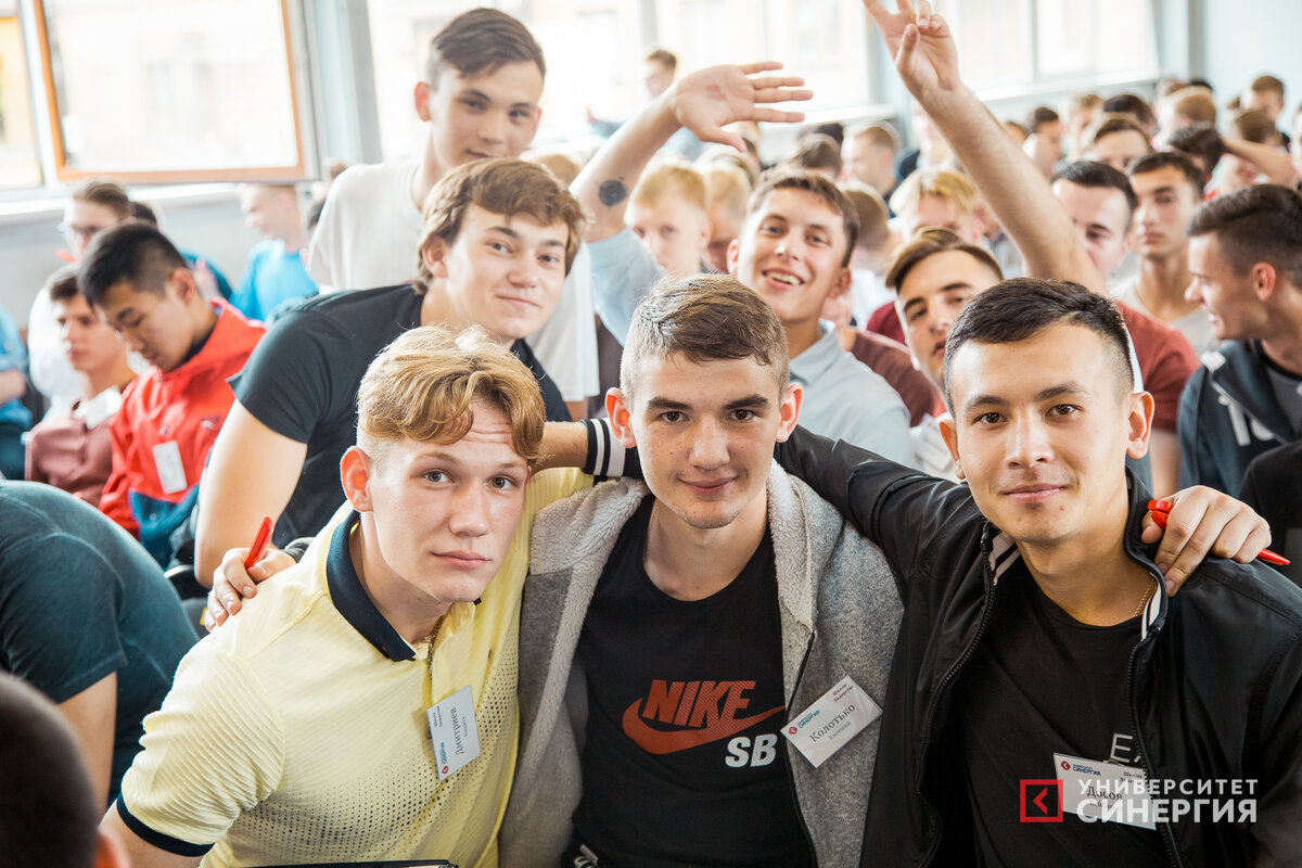 После 11 класса в колледж отсрочка. Высшее образование программист. Университет СИНЕРГИЯ программирование