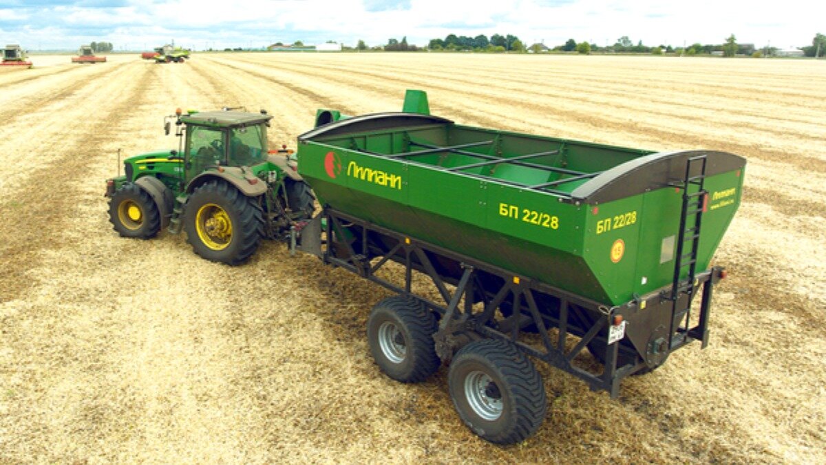 Фото: liliani.ru Бункер-перегрузчик «Лилиани» БП 22/28 в агрегате с трактором John Deere
