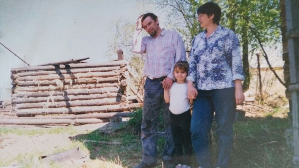 Муж, младшая дочка и я в Калиновке. Муж сам строил баню и дом. Стройотрядовская закалка врачам не помеха в личном строительстве. Погода прекрасная. А мы все еще молодые.