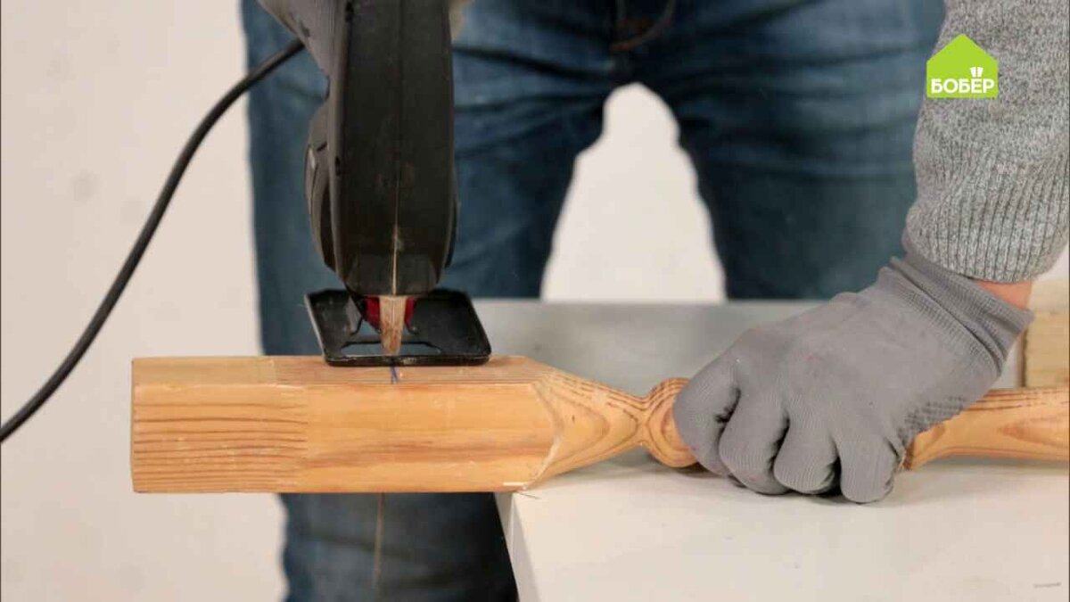 При помощи электролобзика отпилите детали по разметке.