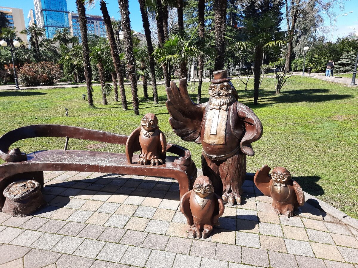 Этот памятник пользуется большой популярностью. Есть примета: если посидеть на скамейке возле этой дружной семейки, то вскоре можно ожидать прибавления в семье