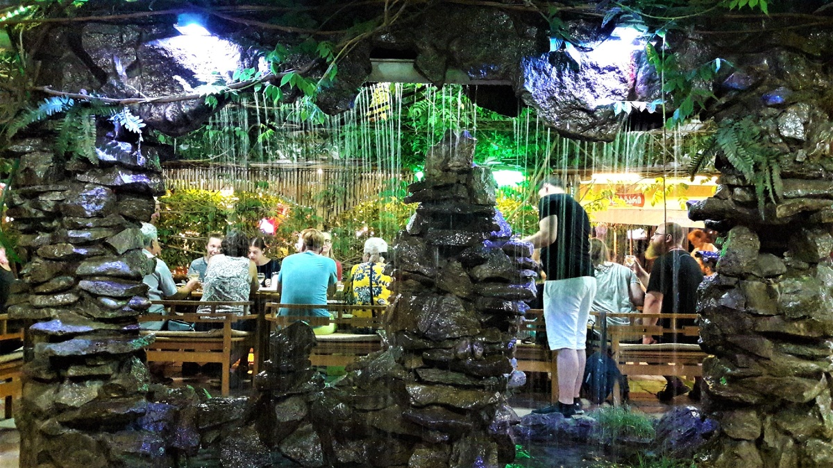 Колоритное кафе на свежем воздухе, пользующееся большой популярностью как у местных, так и у туристов