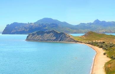 Пляж находится в районе Симферополя близ поселка Черноморское, в окружении крымской степи. Отдых здесь подарит туристам чувство свободы, и позволит побыть наедине со своими мыслями. Весь берег песчаный, а вода кристально чистая. В Окуневке всегда очень тихо и спокойно. Знакомясь с описанием пляжа в Окуневке, можно понять, что он идеально подходит для тех, кто устал от шума, и стремится стать ближе к природе. Лучше всего сюда добираться на собственной машине. Вдоль берега нет ни деревьев, ни холмов, потому важно брать с собой зонтики, которые спасут от жарких лучей солнца. Не забудьте сделать запасы питьевой воды и еды, поскольку рядом нет магазинов и кафе.