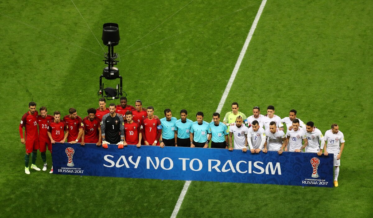 Баннер с лозунгом против расизма на Чемпионате мира 2018 года