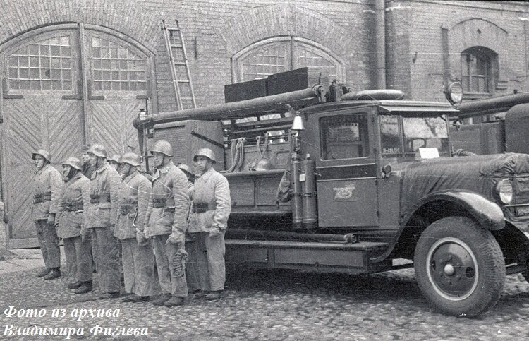 1947 год, Ленинград, 1-я Пожарная часть. Автонасос ПМЗ-1 с тёмно-бордовой контрастирующей полосой на двери.