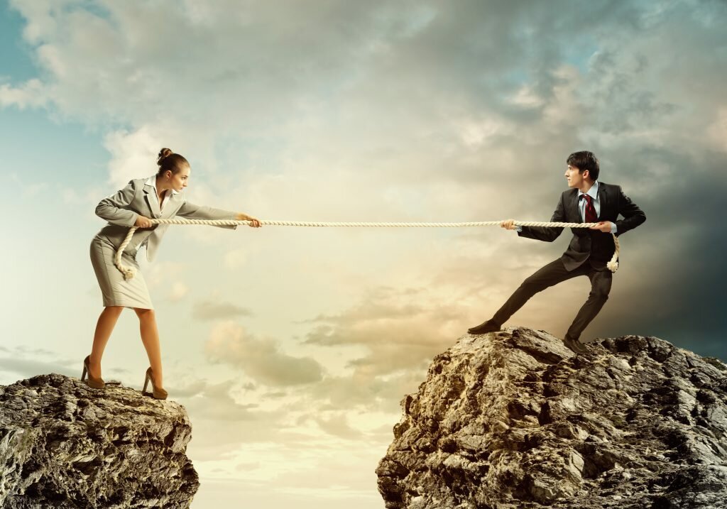 ты моя вторая половинка. мужчины с цветами на свидании. влюбленные на расстоянии. встреча парня и девушки. влюбленные идут по дороге.