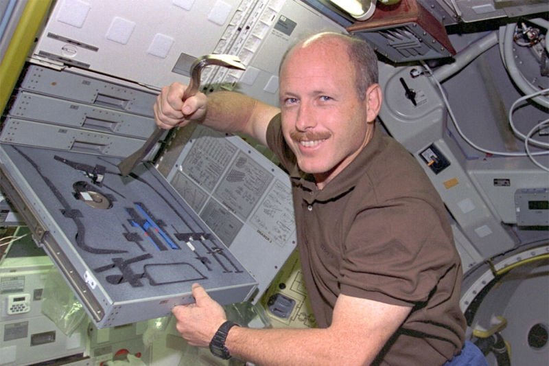 Изображение: zefirka.net. На фото астронавт Кеннет Боуэрсокс