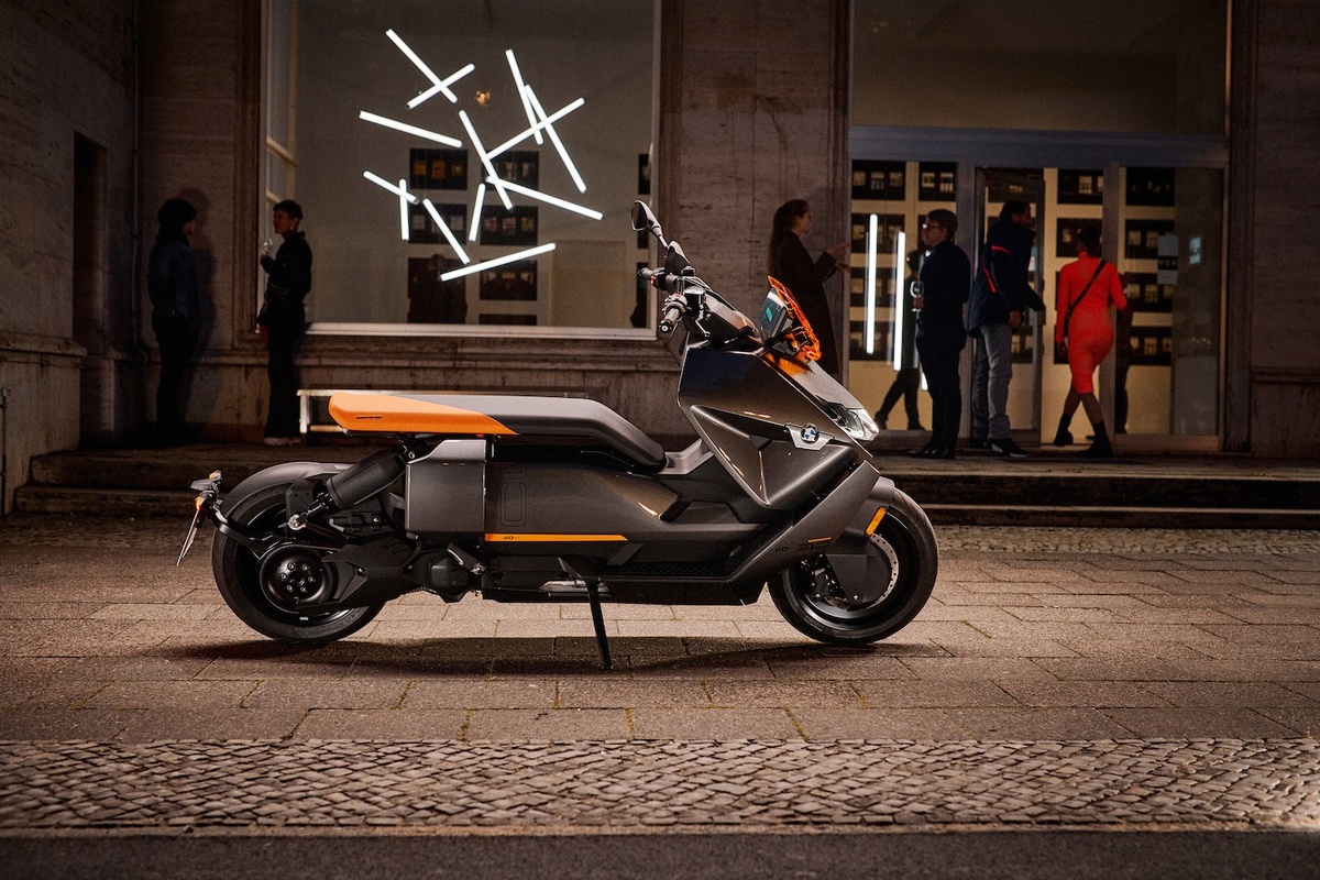 Также есть модель с пониженной мощностью с двигателем мощностью 23 кВт (31 л.с.), но она по-прежнему достигает той же максимальной скорости.