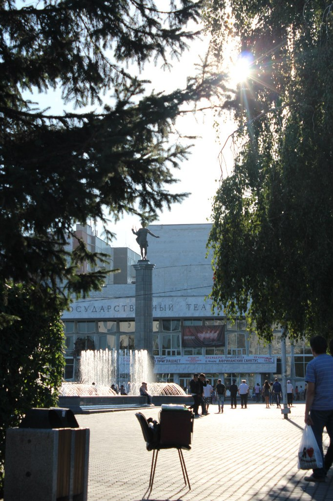 Площадь около Театра Оперы и Балета