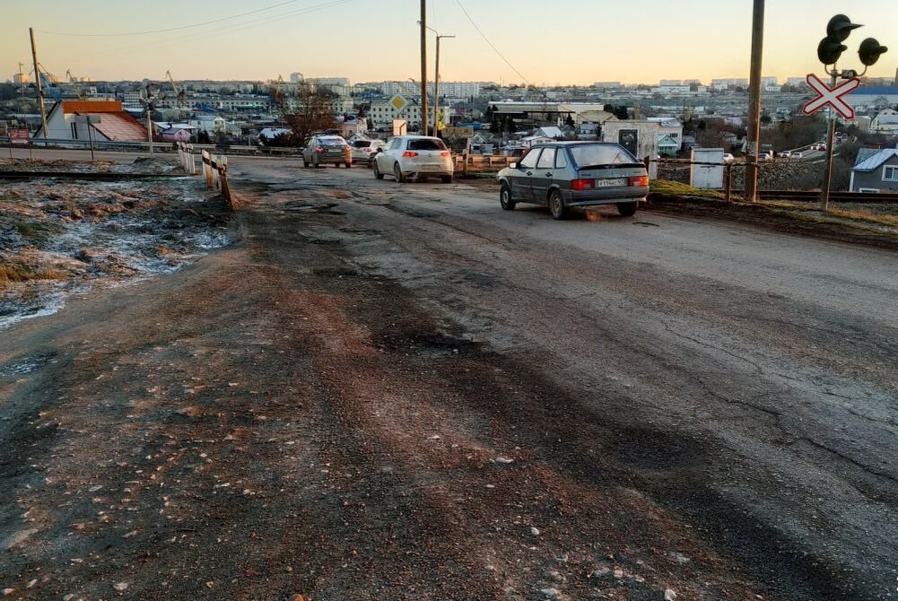 Казачинское шоссе на ж/д переезде в районе поворота на улицу Братьев Манганари. Источник: dorogi-onf.ru
