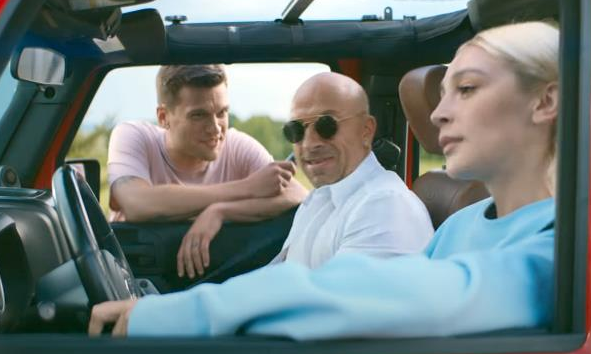 Настю Ивлееву белые глаза её мужа Элджея не пугают, раз много денег идёт в семью. А Нагиев тут не причём, так просто, улыбается в рекламе за большой гонорар.