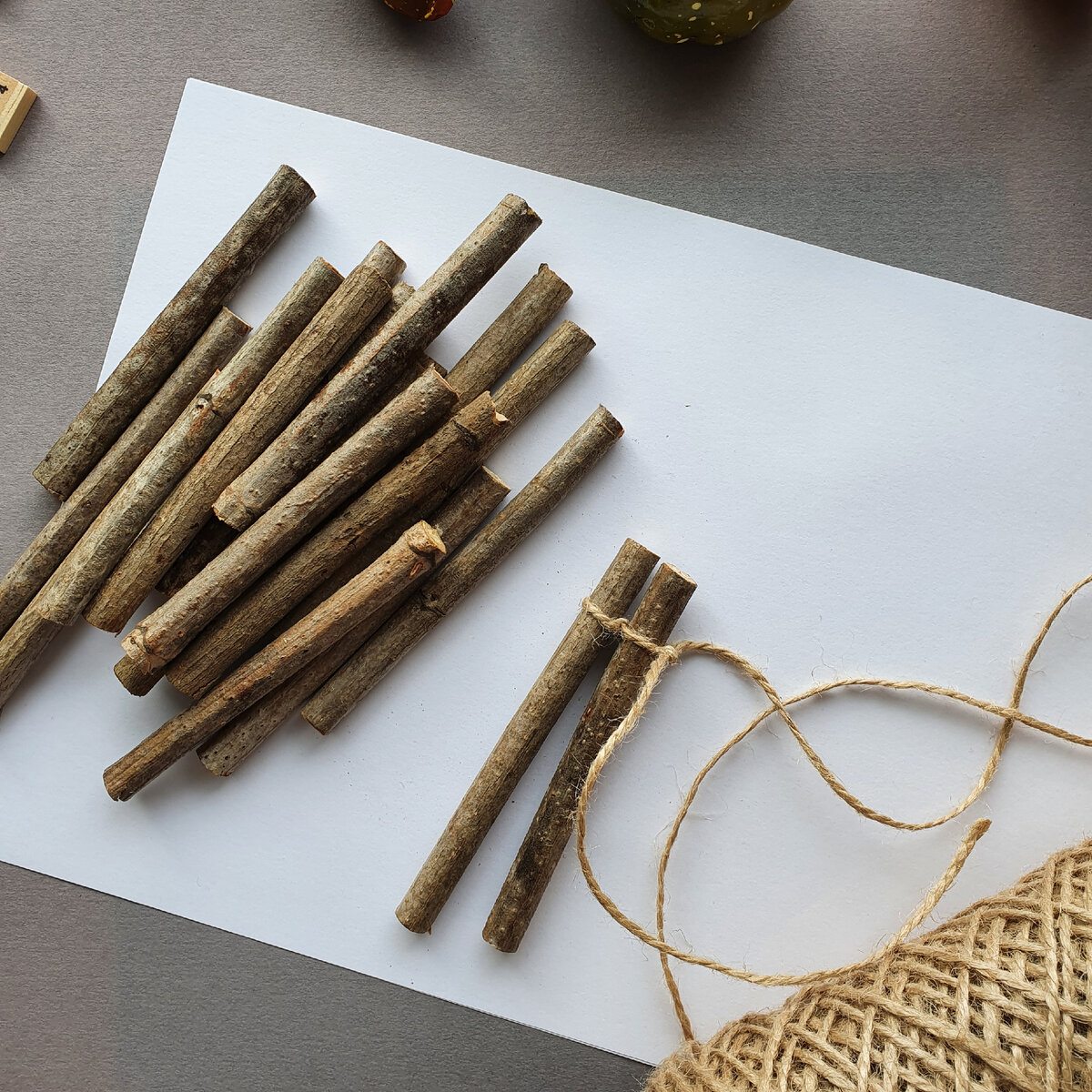 Связываем палочки с одной стороны