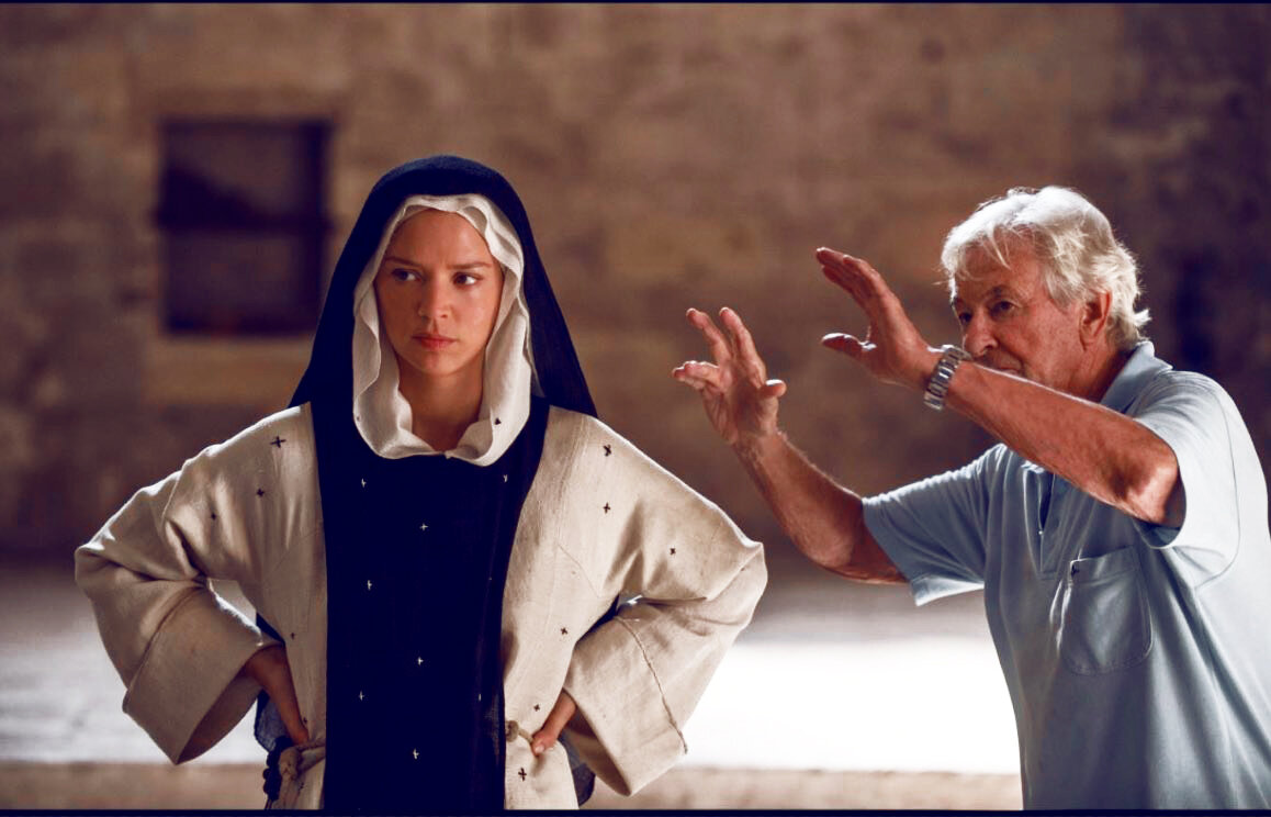 Момент съёмок фильма "Бенедетта" ,Пол Верховен показывает стиль .   фото: картинки  яндекса.