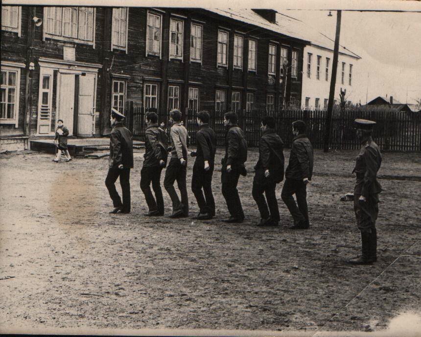 Строевая подготовка. Фото из архива  Варфоломеева С.А. Новоильинская средняя школа Бурятская АССР. 1975 г.