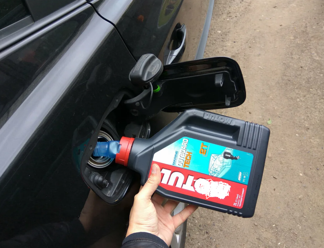 Случаи, когда целесообразно добавить в бензин немного 2т масла, какой достигается эффект и последствия