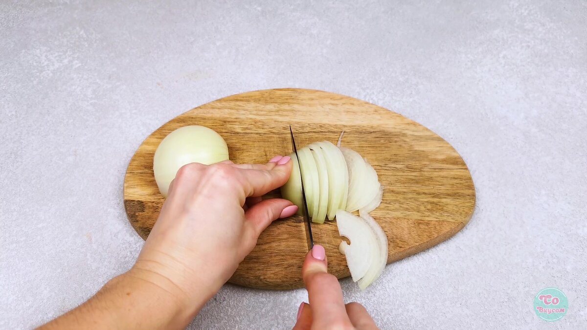 Лук нарезать полукольцами.