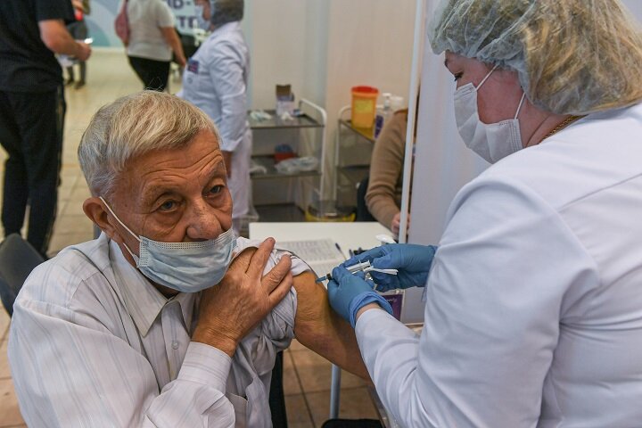 ВАКЦИНАЦИЯ ПЕНСИОНЕРА ОТ КОРОНАВИРУСА. ФОТО: EVGENY SINITSYN / XINHUA / GLOBALLOOKPRESS 