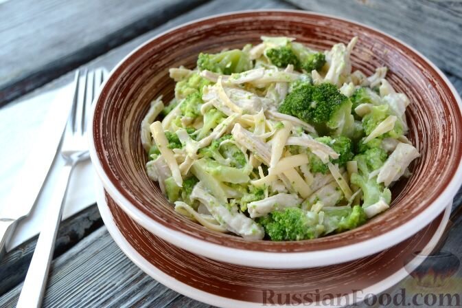 куриное филе, капуста брокколи, сыр твёрдый, соль, чеснок, майонез, сметана, йогурт натуральный